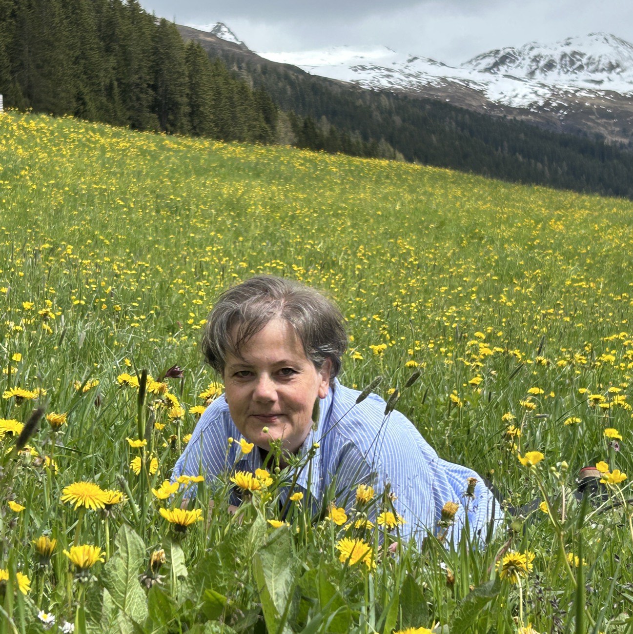 Esther Siebelink, in een veld vol paardenbloemen